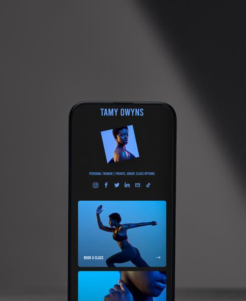 Un instructor de fitness crea un enlace en la bio para su negocio usando Bio Sites de Squarespace.
